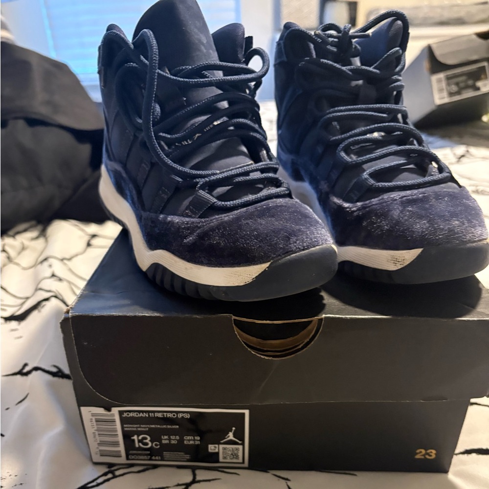 Jordan Retro 11 in Dark Blue and White